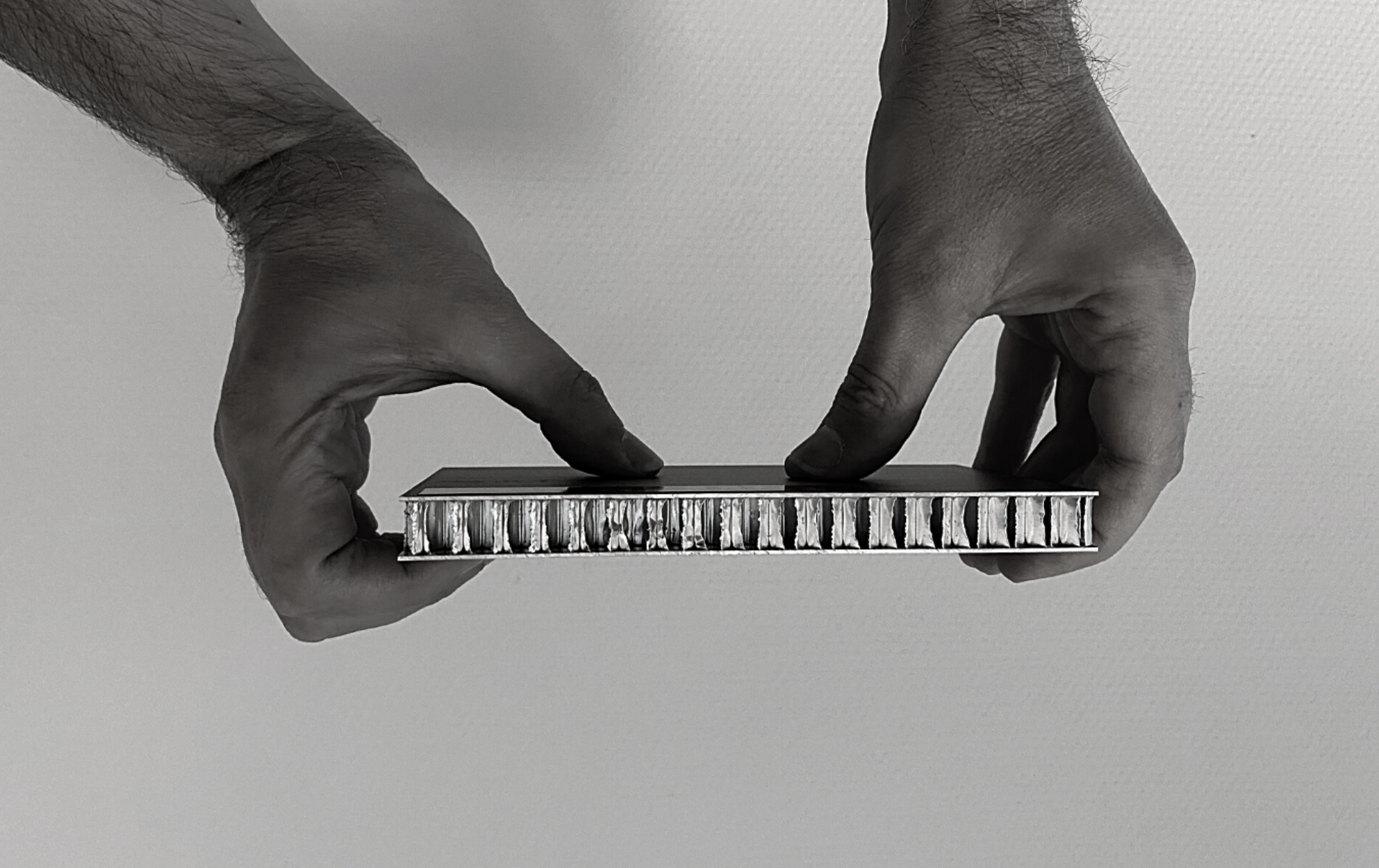 aluminium-honingraat-strong-rigide-hands-vlack-white-allpro-facade aluminium-honingraat-strong-rigide-hands-vlack-white-allpro-facade