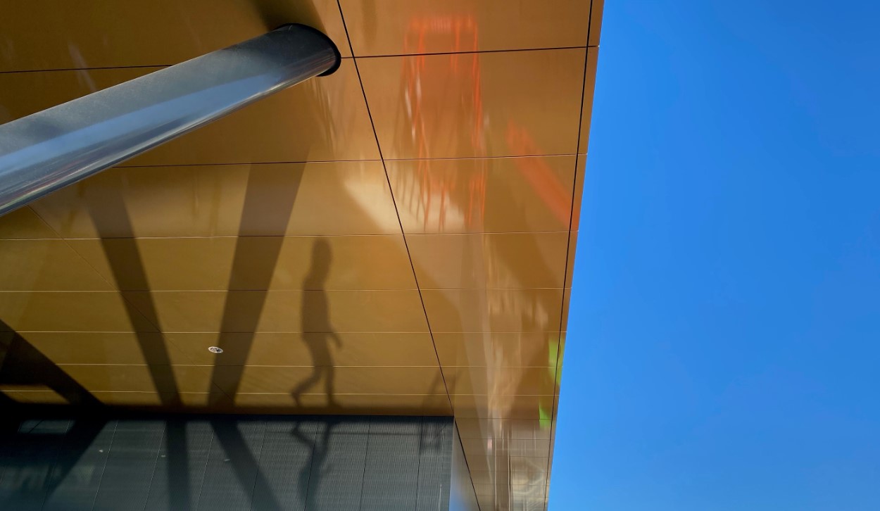 Univacco-bouw-facade-schaduw Univacco-bouw-facade-schaduw-blauwe-lucht-allpro