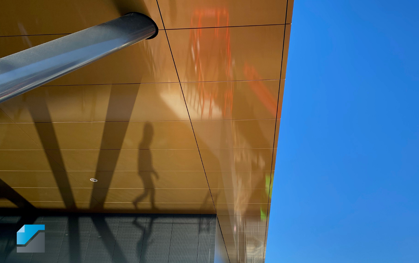 Gouden-gevel-plafond-Univacco-schaduw-blauwe-lucht-allpro-logo