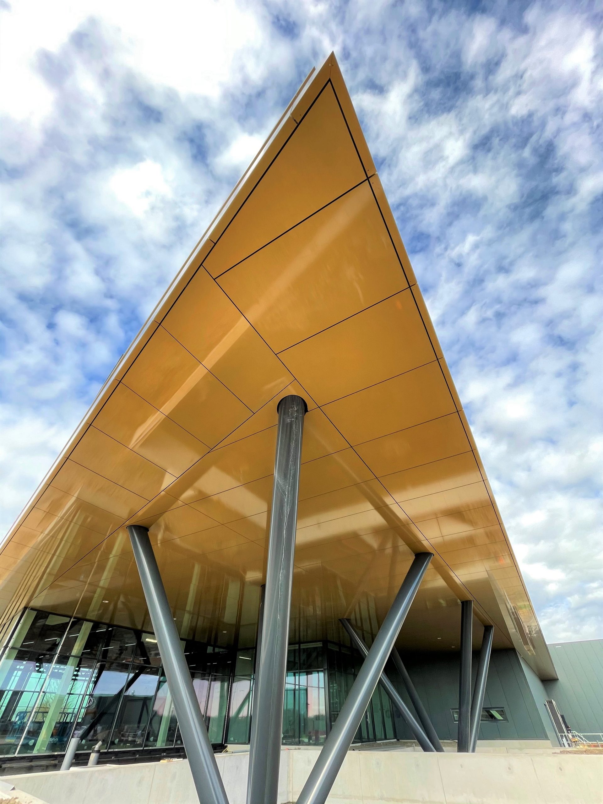 Vooraanzicht-Univacco-wolken-lucht vooraanzicht-gevel-plafond-univacco-waalwijk-lucht