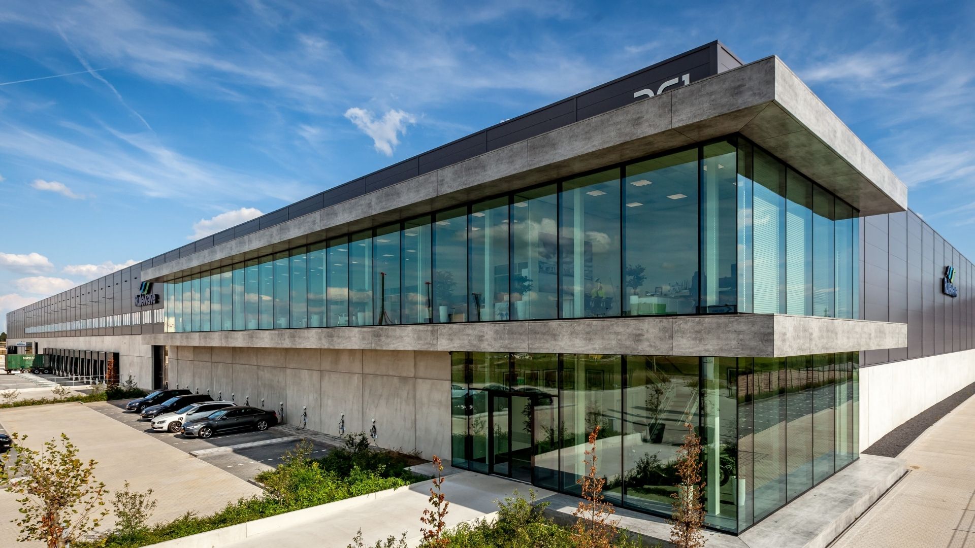 DC-eyecatchers-sierkaders-boeiboorden-aluminium-composiet-distributiecentrum