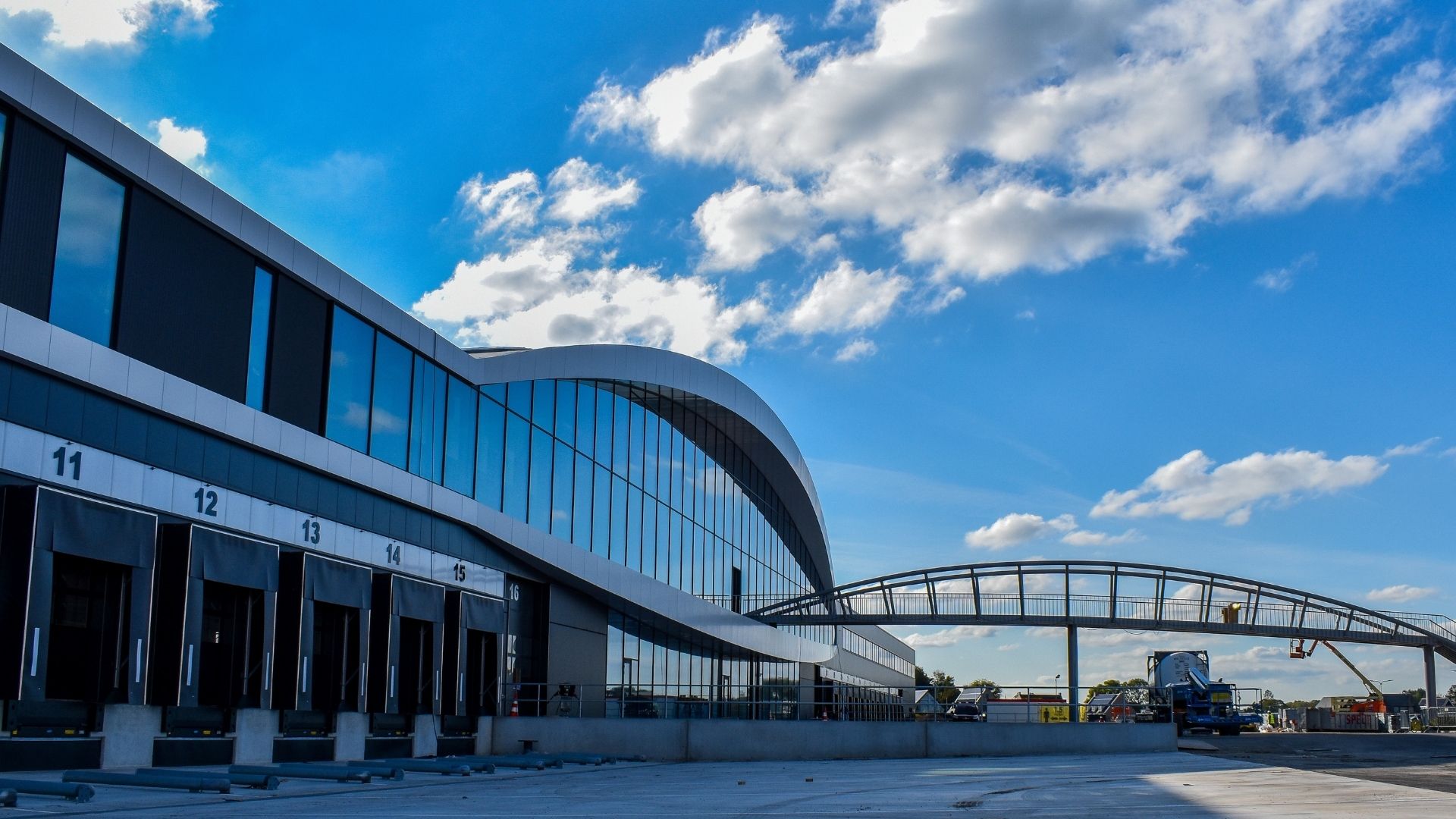 DC-eyecatchers-sierkaders-boeiboorden-aluminium-composiet-distributiecentrum