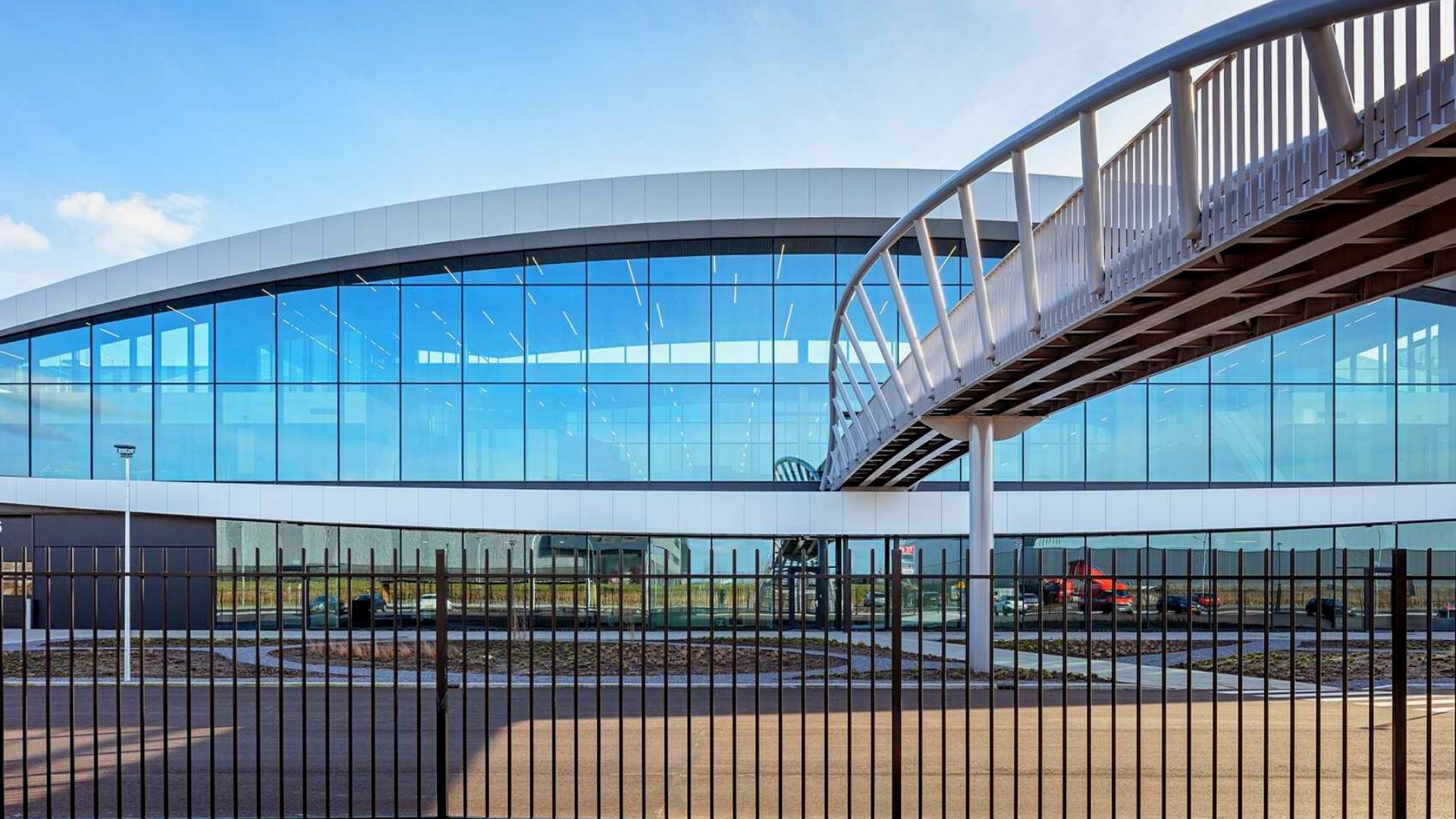 DC-eyecatchers-sierkaders-boeiboorden-aluminium-composiet-distributiecentrum