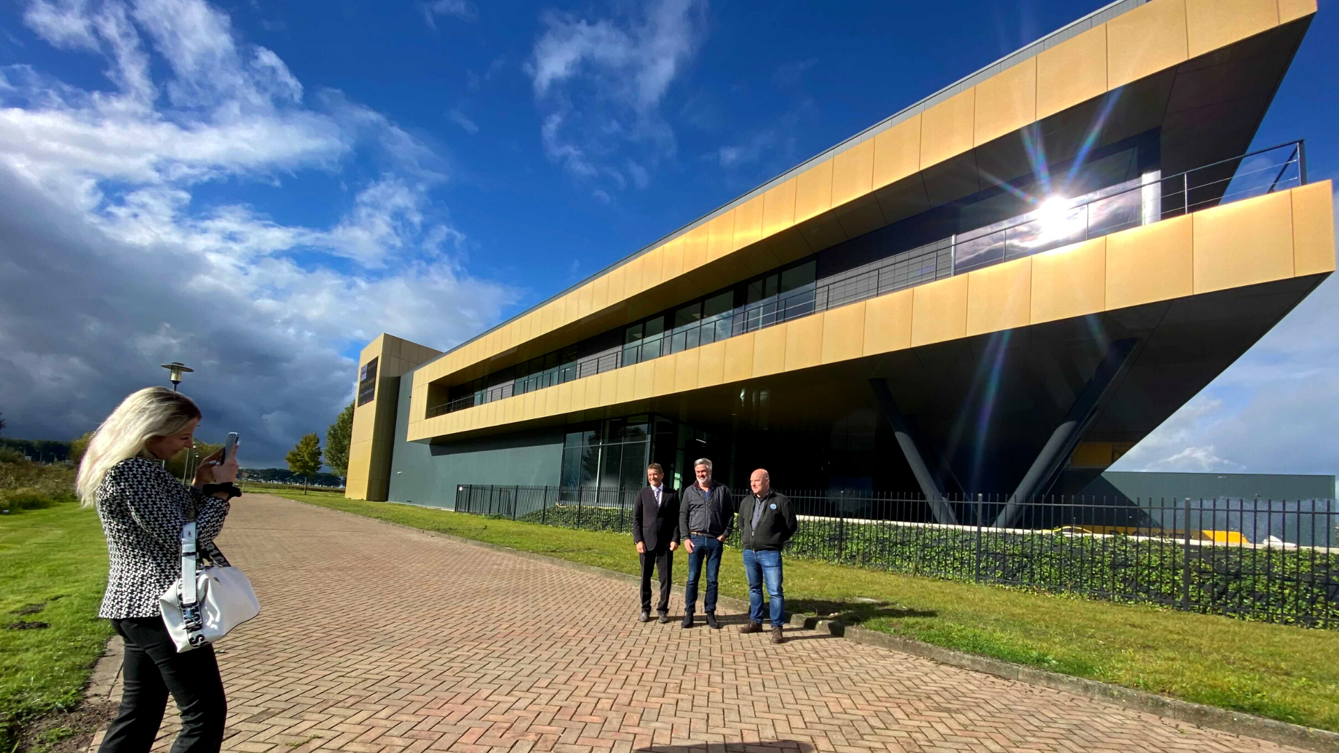 Casadei-Allpro-visit-Netherlands-Univacco-Waalwijk-gevelbekleding-golden-facade-sunshine Casadei-Allpro-visit-Netherlands-Univacco-Waalwijk-gevelbekleding-golden-facade-sunshine